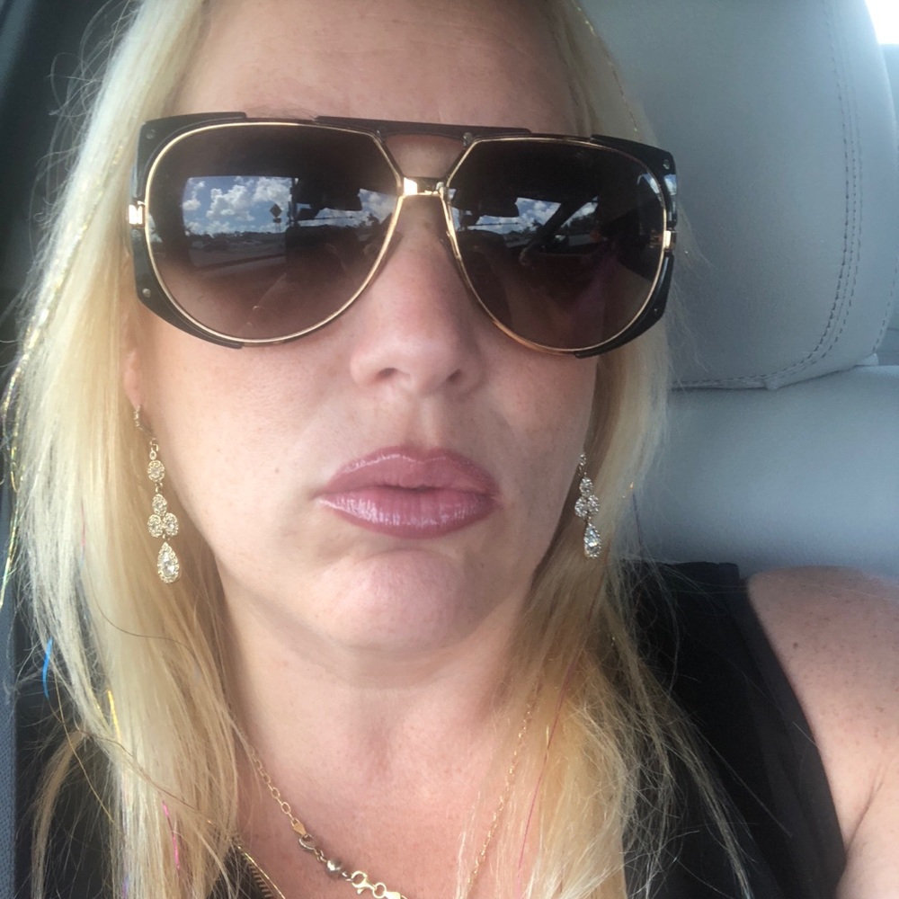 Meet your Posher, Sarit